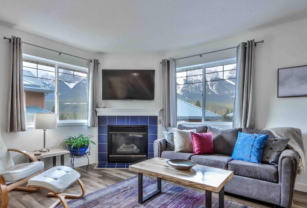 Big Mountain Views - Bright 2-story Corner Unit, Canmore