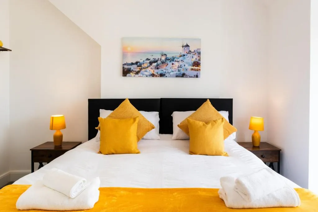 Luxury House in the Heart of Mumbles Village, hotel in The Mumbles