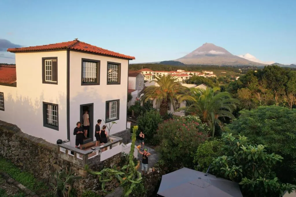 Loving Strangers Hostel, hotel in Madalena