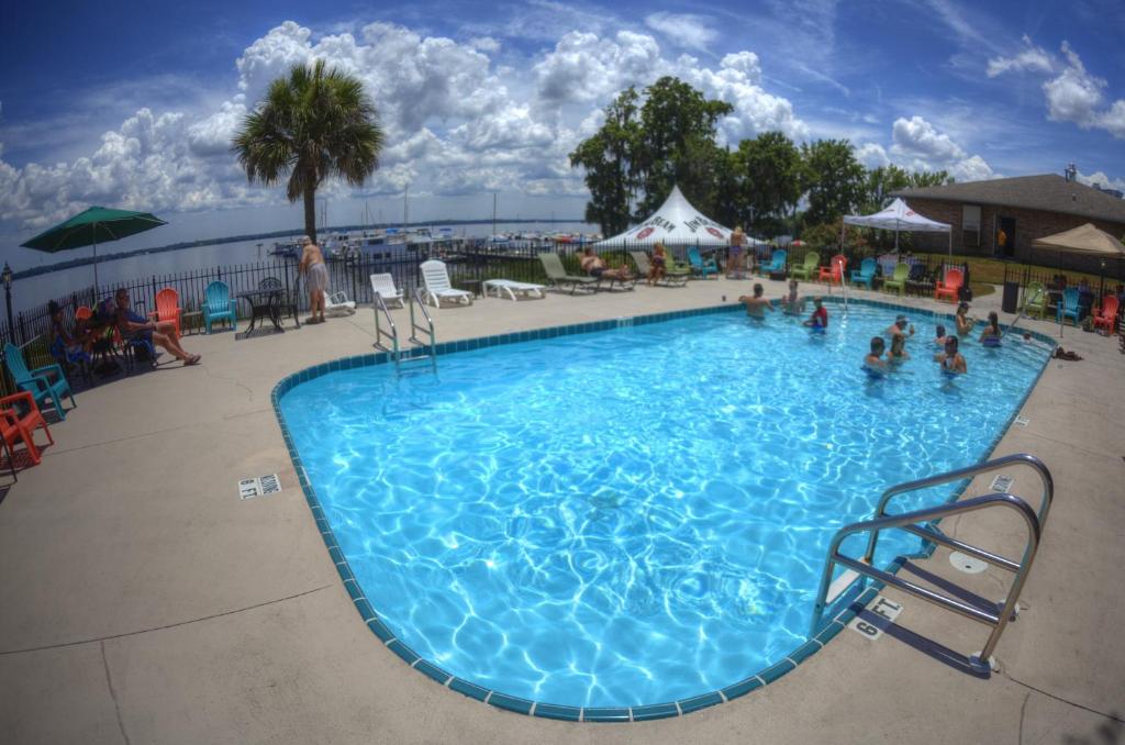 Crystal Cove Riverfront Resort photo