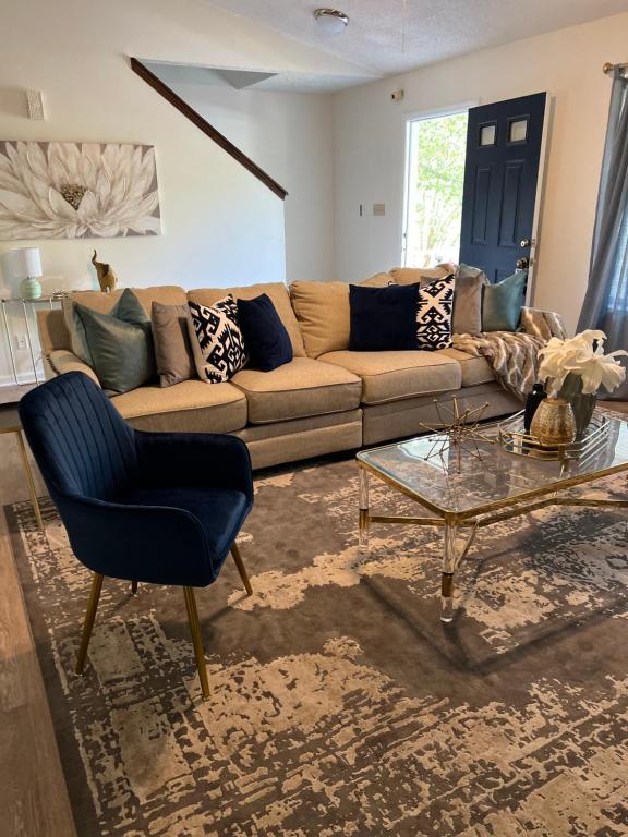 Unwind in Tranquil Style - Spacious 3-Bed Haven, University Place