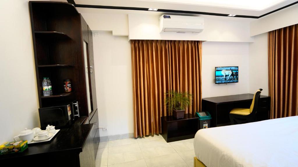 Shared lounge/TV area