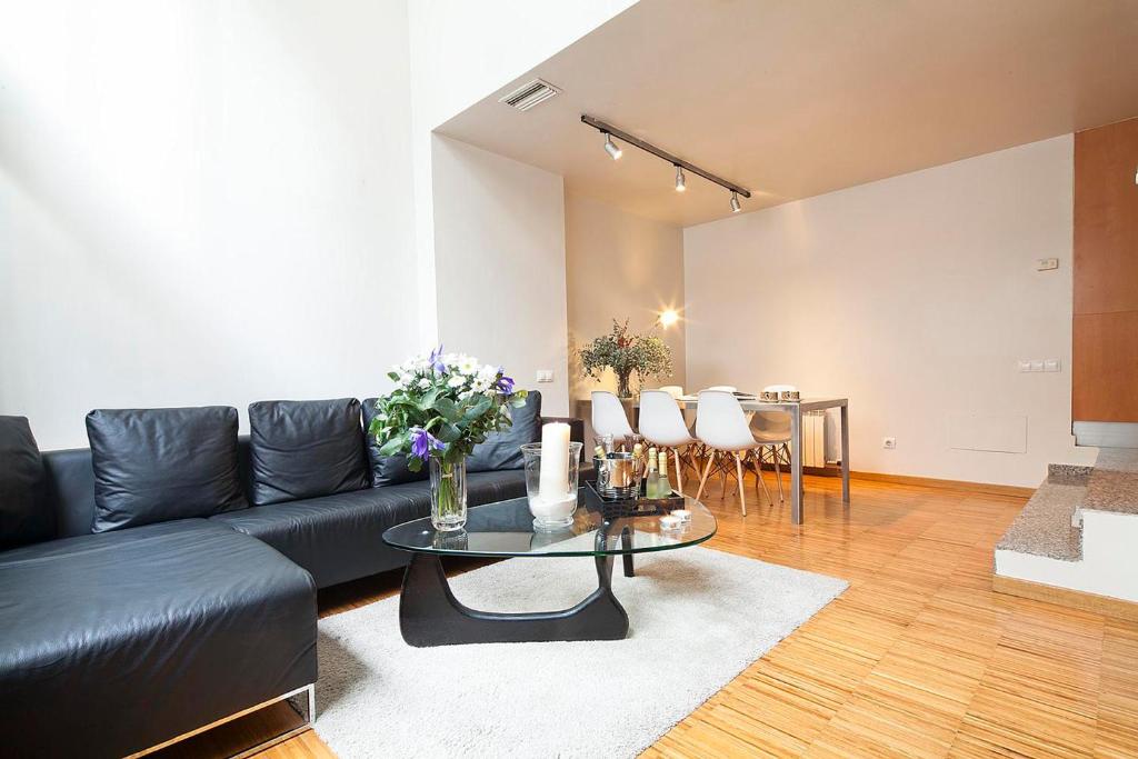 My Space Emirates - Charming Duplex in Barcelona ideal for Families or Friends, Barcelona