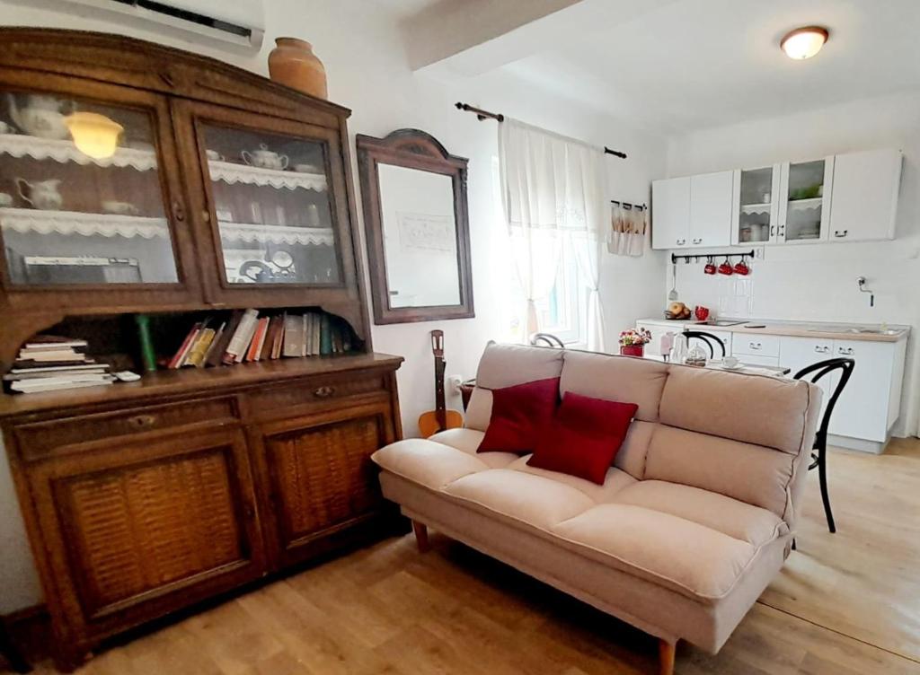 Dida Roko, rustikalni apartman s terasom, Kaštela