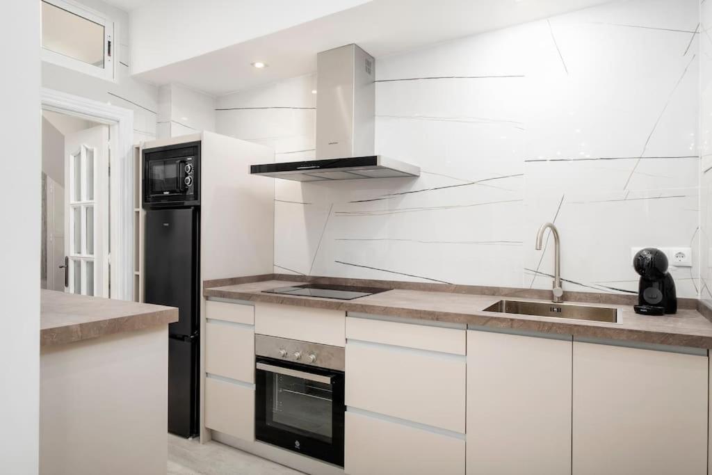 Newly refurbished Modern 2-Bed Apartment in Heart of Torremolinos - 2
