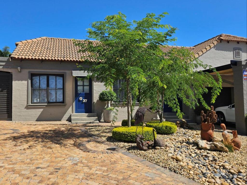 At 37 Masters Way, Brandwacht