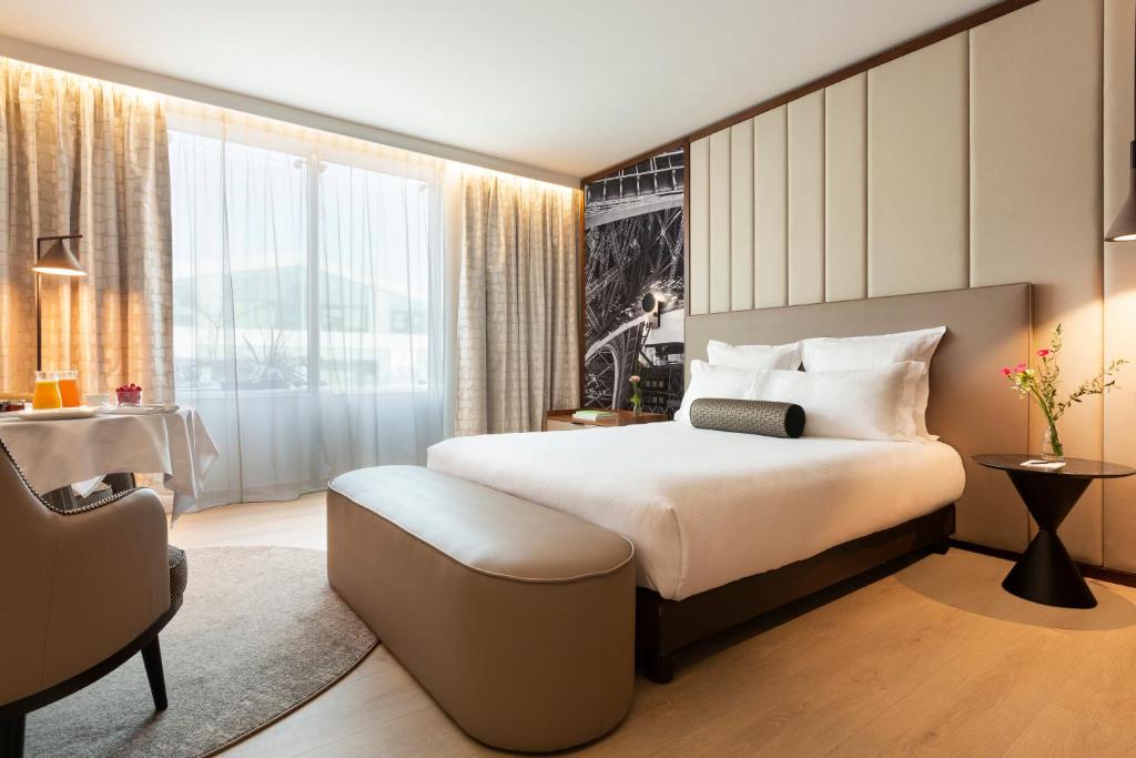 Paris La Clef Tour Eiffel Paris by The Crest Collection room