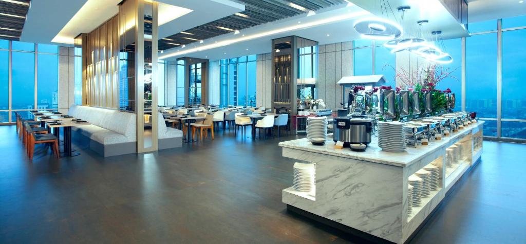 Food and beverages, Hotel Platinum Tunjungan Surabaya in Surabaya