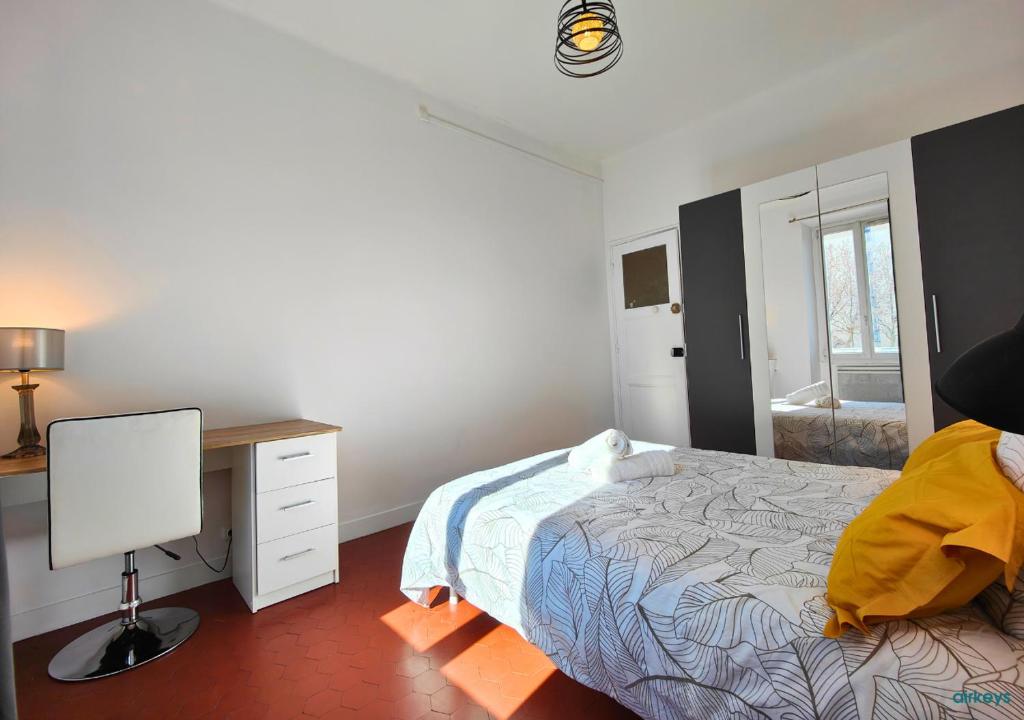 Massilia Home - Idéal Famille & Groupe d'Amis en Citytrip Marseille - Vieux-Port & Le Panier à pied - Métro Jules Guesde 150m - Gare St-Charles 10min à pied - CENTRE VILLE - WIFI HD - 4