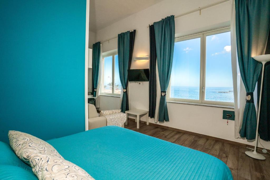 MarLove with Rooms Sea View and private Beach, Syrakusy