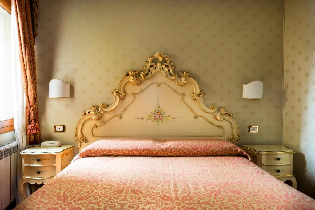 Locanda Al Leon — Hotel rooms in Venice, Veneto
