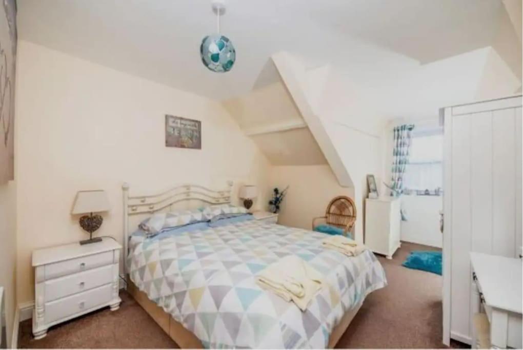 A cosy dog-friendly attic apartment near the seafront in Penzance, Cornwall
