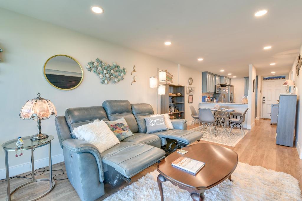 Galveston Beachfront Condo Balcony and Pool Access!, Galveston