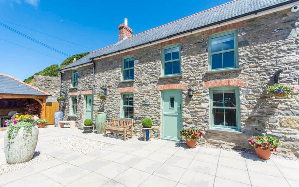 Min y Don, stone cottage by the edge of the sea, Llangrannog, Llangrannog