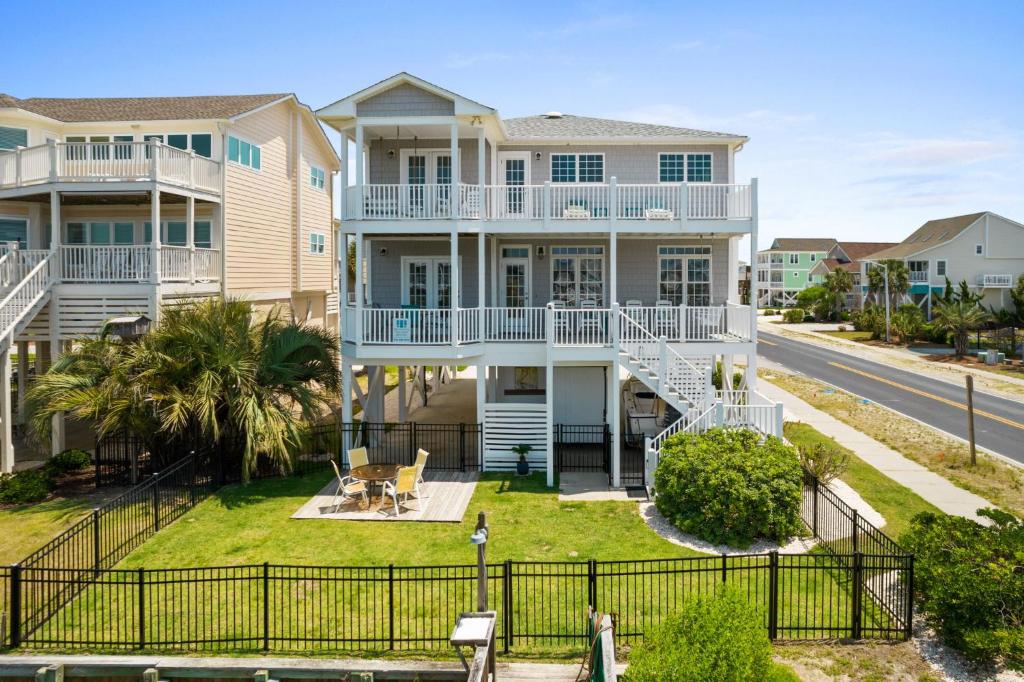 Fishful Thinking Canal front with boat dock Ocean Views kayak and paddle board, Ocean Isle Beach