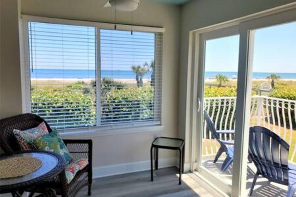 Atrium Condo Direct Oceanview - Sleeps 4 202, Mys Canaveral