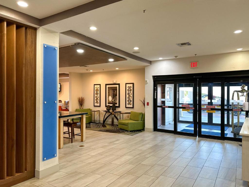 Holiday Inn Express Hotel & Suites Ennis By IHG 外観