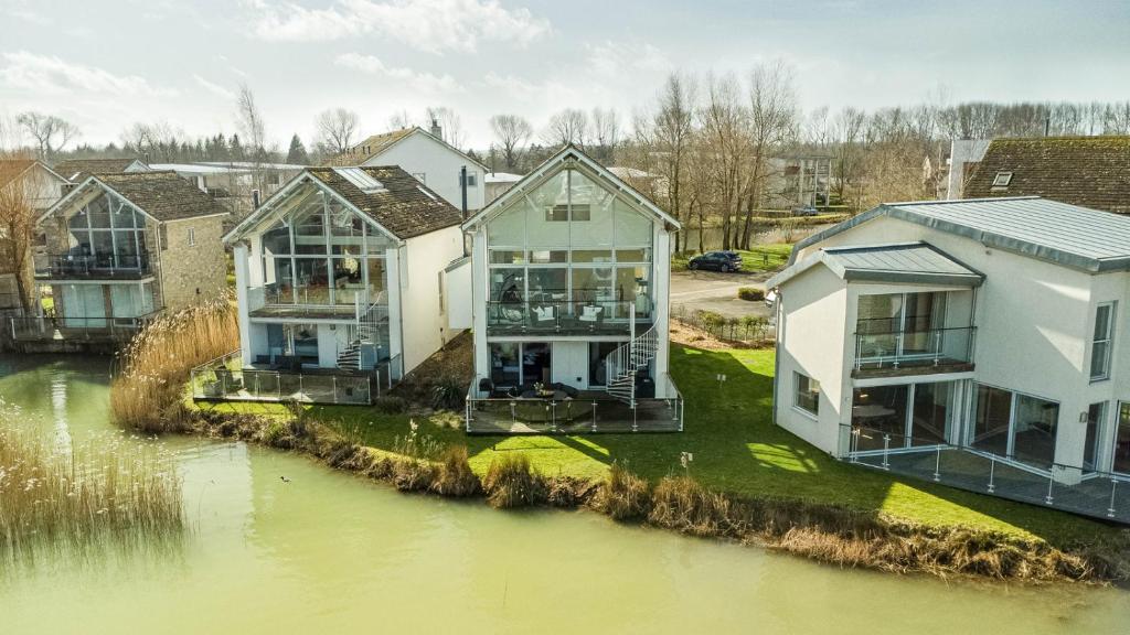 Lakeside property with spa on a nature reserve Bryony HM35, Somerford Keynes