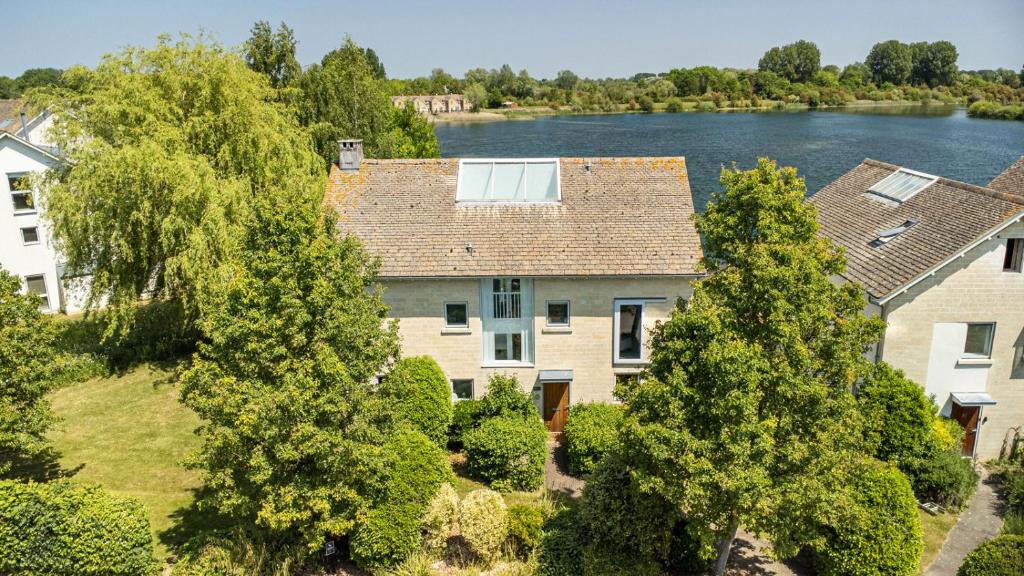 Lakeside property with spa access on a nature reserve Keel House CW23, Somerford Keynes