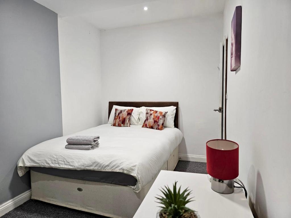 Spacious room with private living room, Bristol