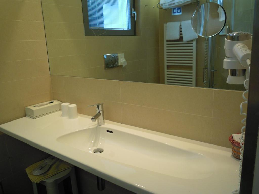 Beach Hotel Du Lac Malcesine — Hotel rooms in Malcesine, Veneto