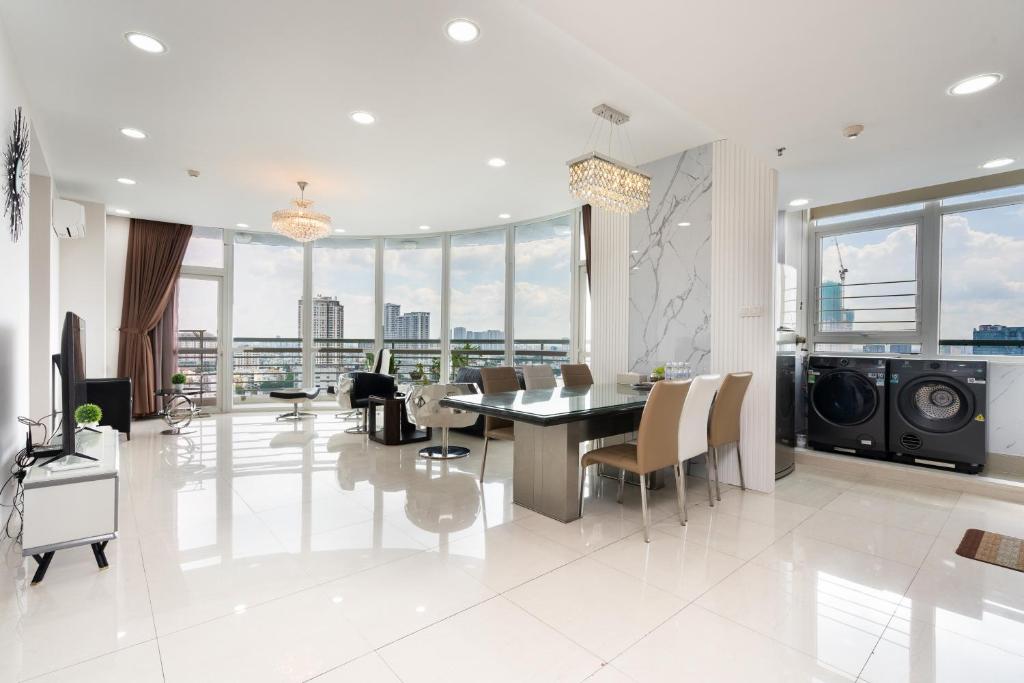 Tracy Ben Thanh Tower