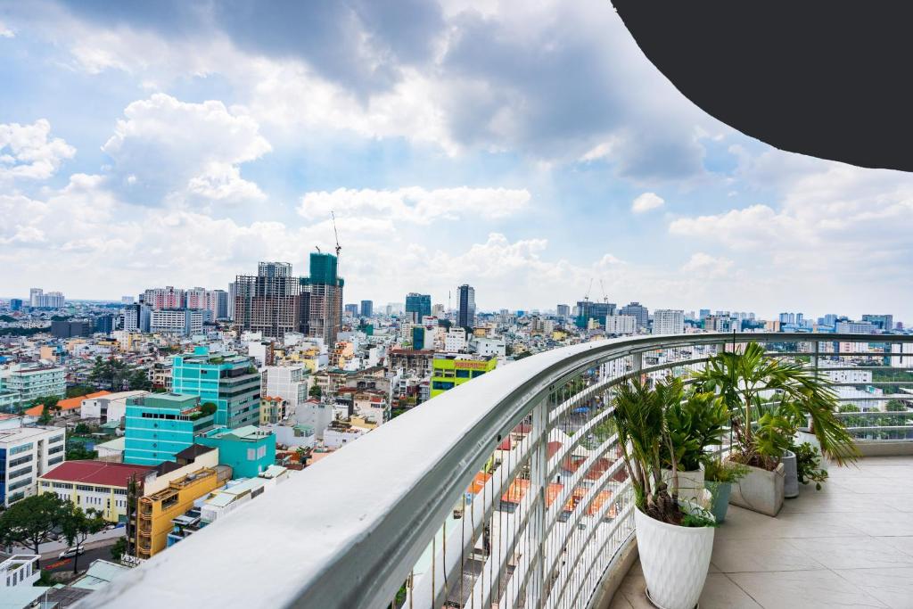 Tracy Ben Thanh Tower