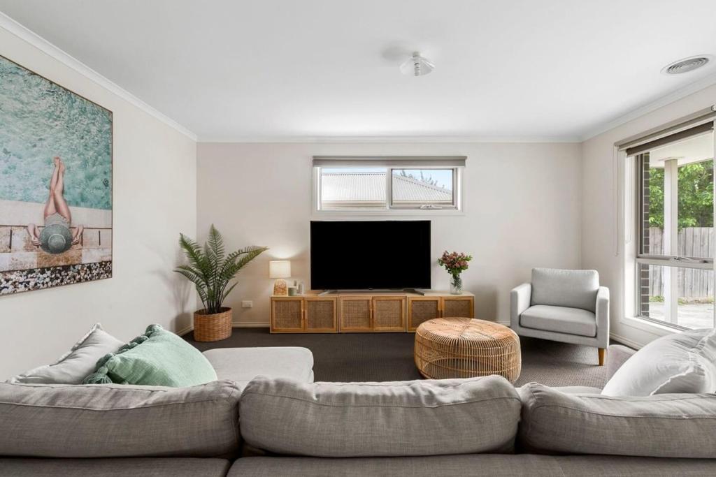 West Addis I Longer Stays Welcome, Geelong West