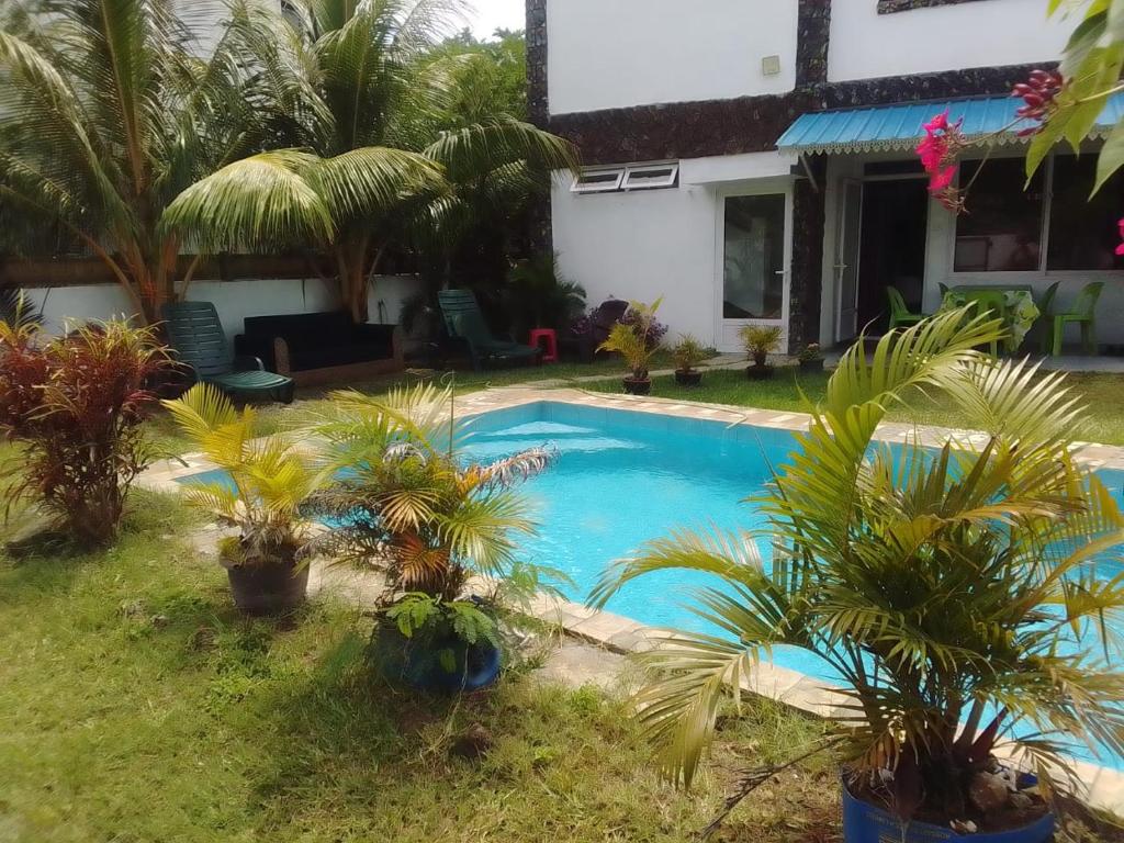 Groundfloor Apartment and Firstfloor Apartment with charming pool near sandy beach and commerces nearby, Pointe aux Biches