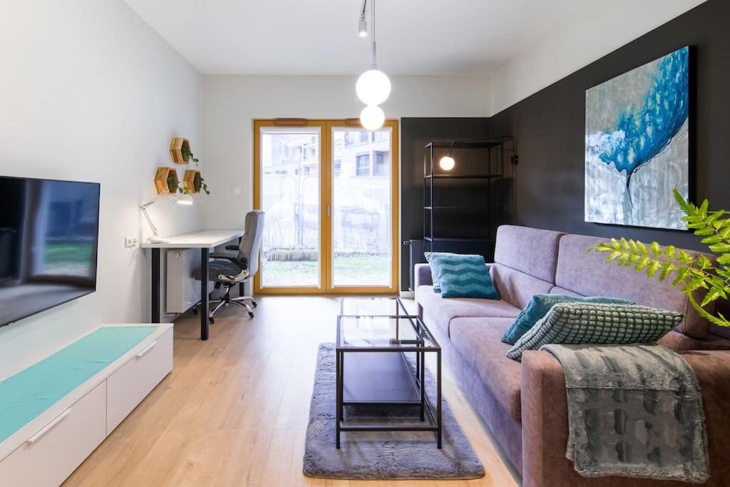 Modern apt next to train station, Krakov