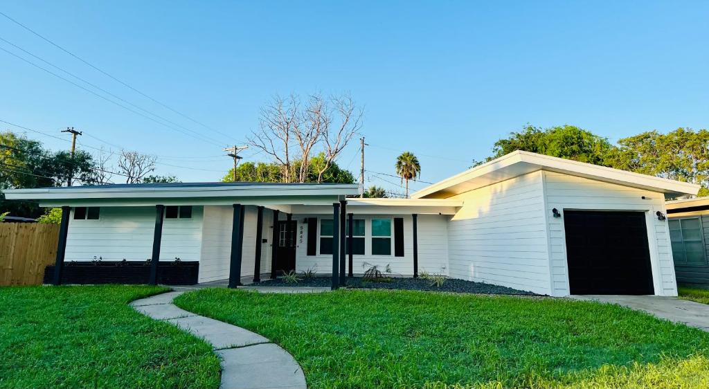 Ocean drive gem minutes from beach, Corpus Christi