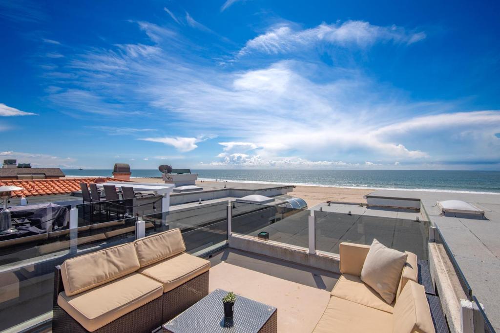 2 Story Oceanfront Patio and Ocean Views on 59th St, Newport Beach