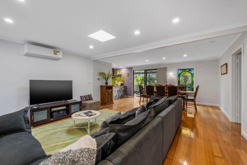 Roses on the River - An absolute river frontage cottage, Bright