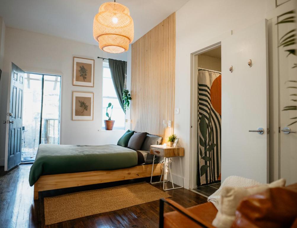 Private room with private bathroom and backyard, Brooklyn