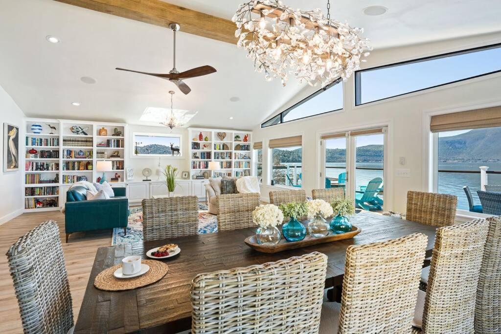 Smiling Otter Retreat! Waterfront/pool/spa/games!, Clearlake