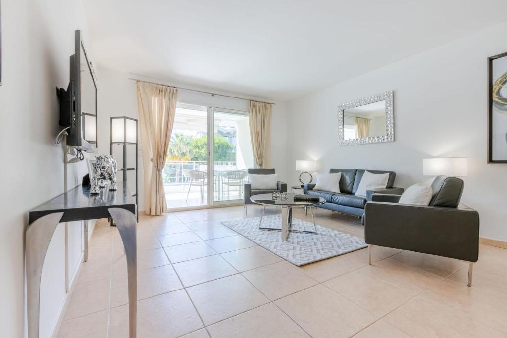 3-Room Apartment in Prestigious Residence - 2