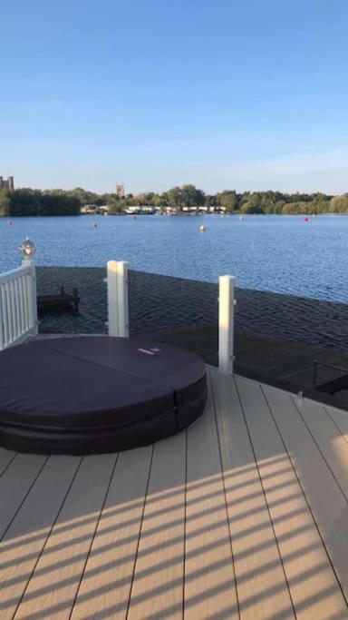 Stunning LAKE SIDE Caravan with HOT TUB at Tattershall Lakes, Tattershall