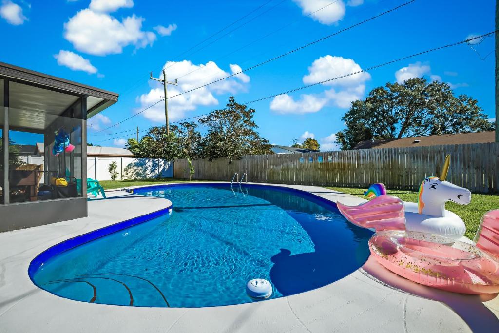 Ixora16 Heated Pool, mins to beach, airport, USSSA, Cruise Port, 1h to Disney, Melbourne