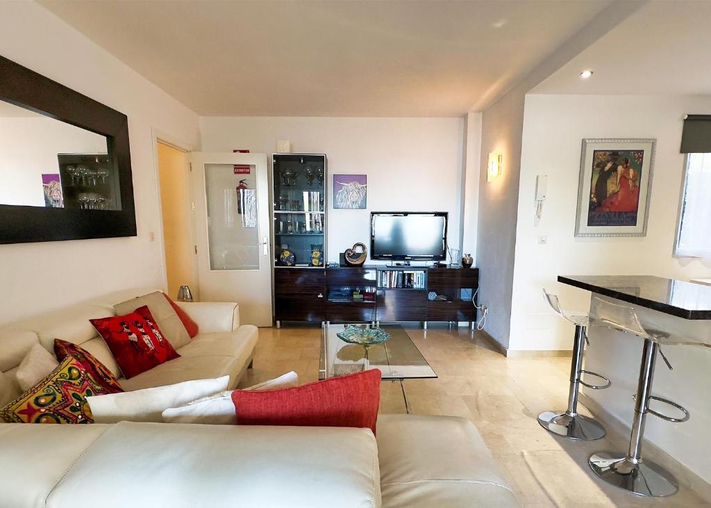 Central Two Bedroom Apartment on the Second Line of the Beach in Marbella. - 5