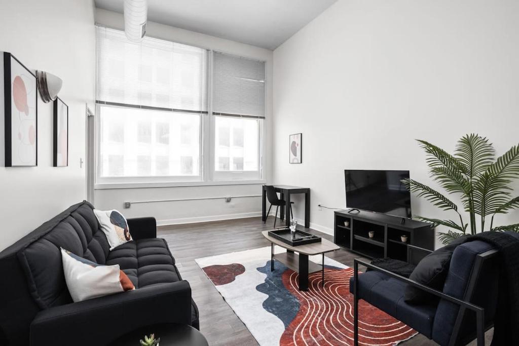 BOLD 2BR 2BA In The Block Apartment by CozySuites, Indianapolis