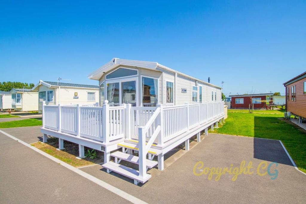 SBL54 - Camber Sands Holiday Park - Mini Lodge - 3 Bedrooms - Decking - Dishwasher - Private Parking, Camber