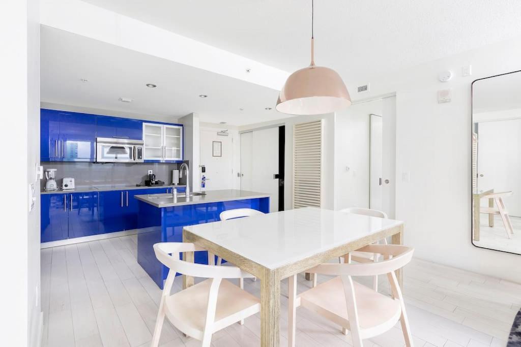 2BR W Residence, FLL Beach, Oceanside, pools, hot tub, bar credit, Fort Lauderdale