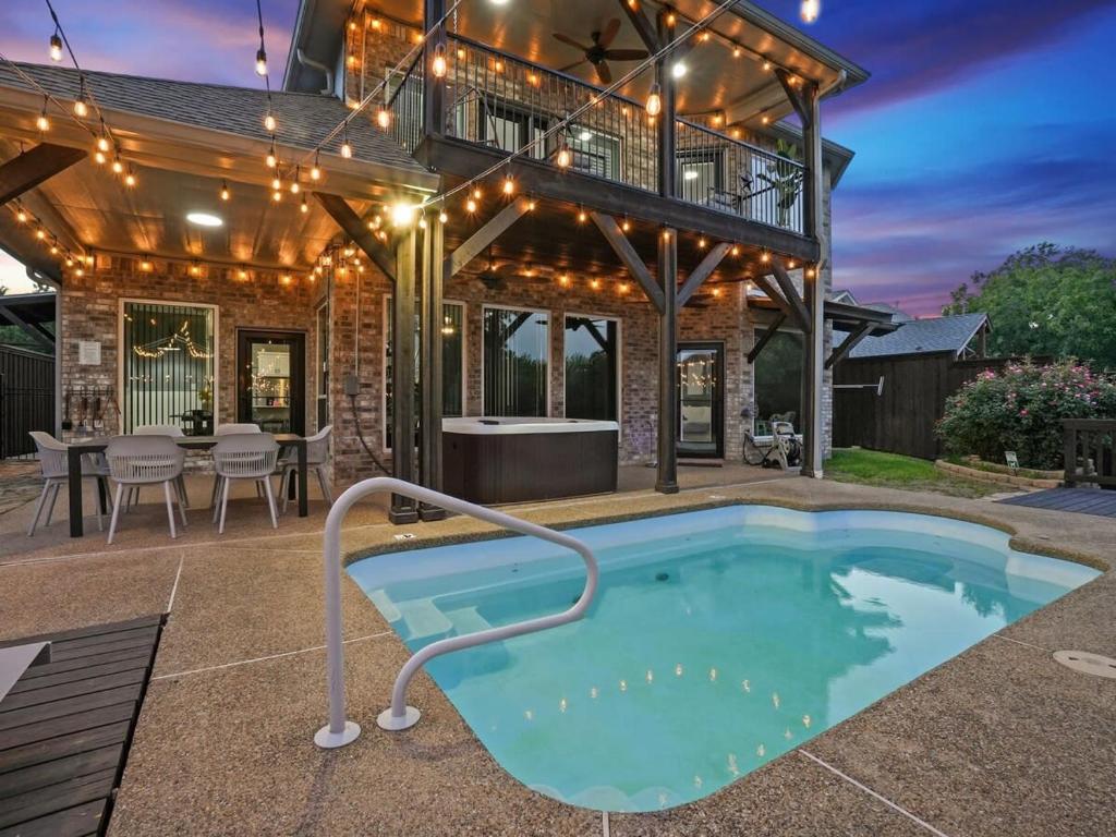 Clearview Castle - Pool* Jacuzzi Lake View, Lewisville