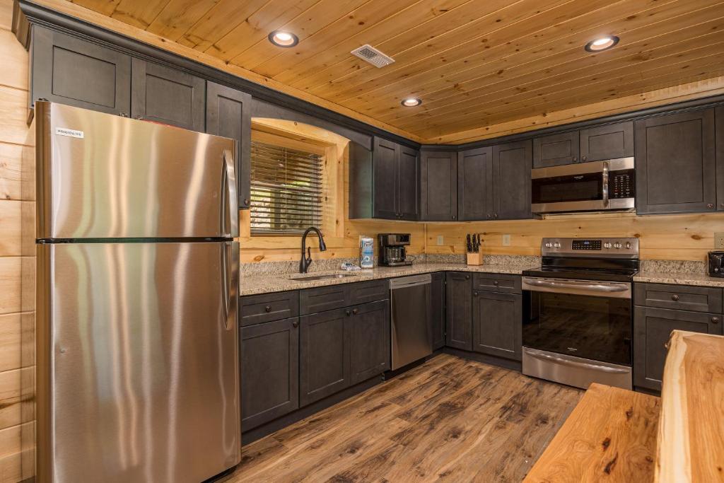 Hidden Gem Cabin for up to 10 with Wi-Fi, game room, hot tub and swim spa, close to town, private, Gatlinburg