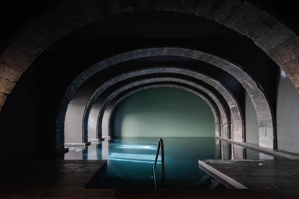 NINE DOTS Azorean Art Boutique Hotel，位于蓬塔德尔加达的酒店