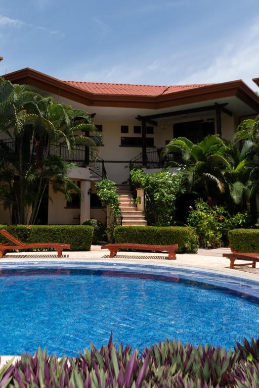 Family Condo Escape 2BR Gated Pool Jacuzzis Security Terrace 2km Walk Beach and Town, Jacó