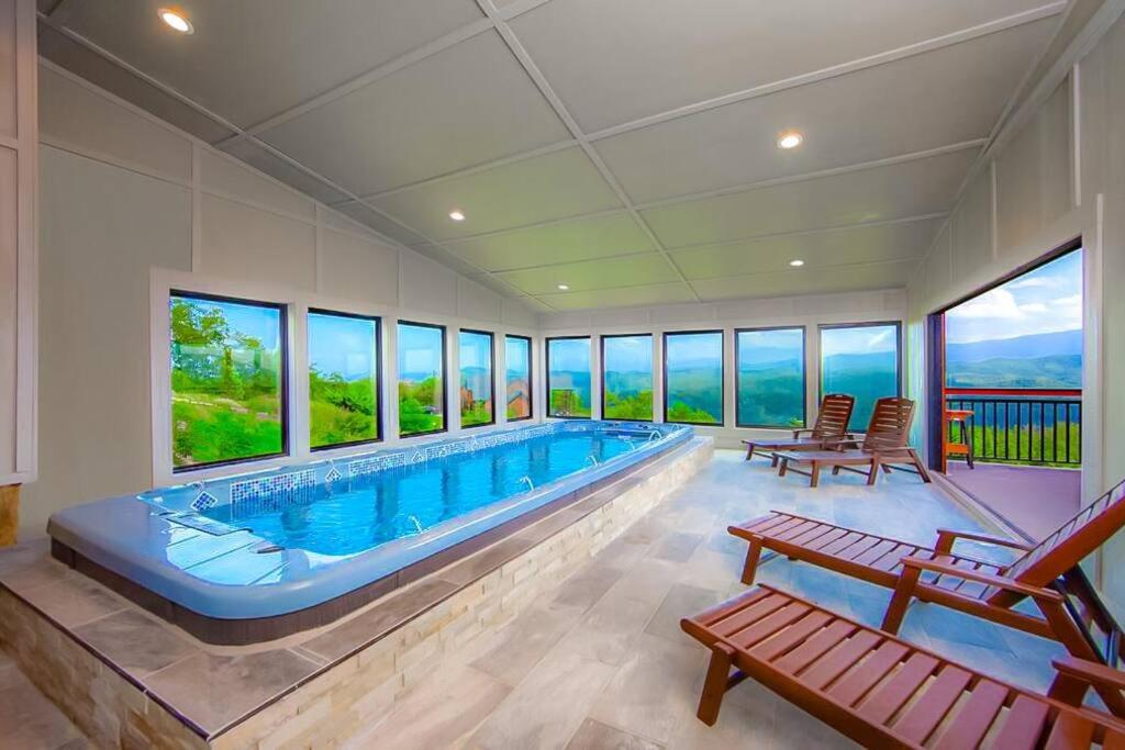 Splashing at the Bluff - Premier Smoky Mountain Views - Indoor Pool Spa - Luxury Cabin - Gatlinburg - Pigeon Forge, Sevierville