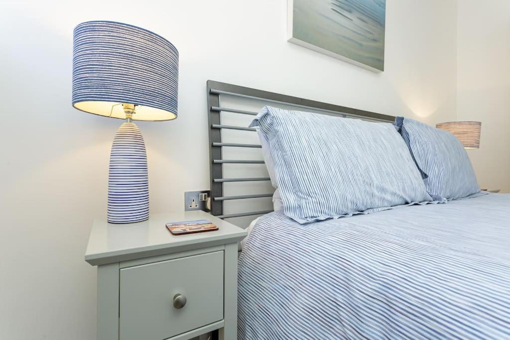 Modern Seaside House with Hot Tub, Earnley