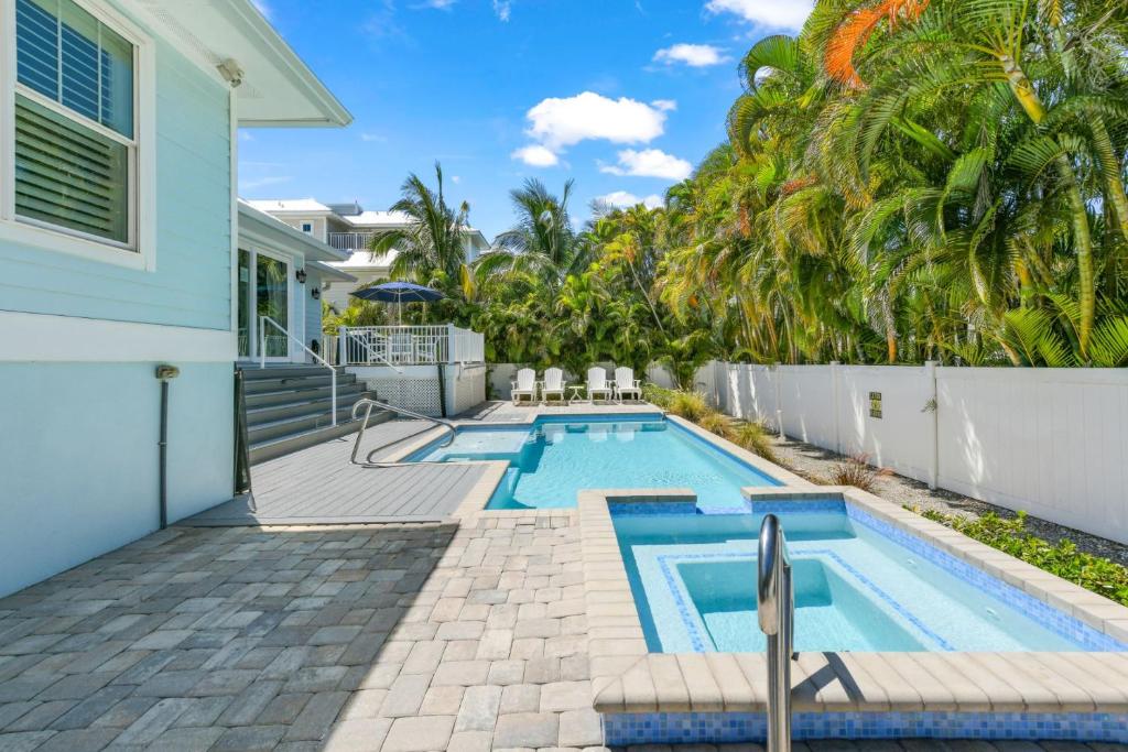 Shes Always Right - Skip to Beach Shops in New Stunning Home PoolSpa Beach Gear Dogs OK, Holmes Beach