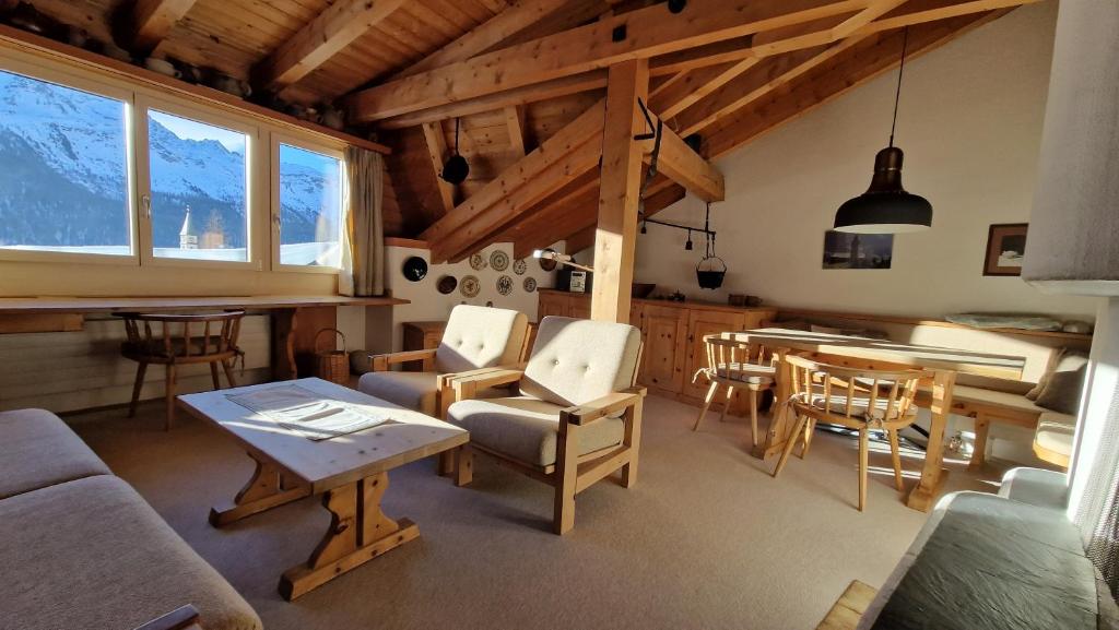 Chesa Bellaval, Haus la Vuolp 2-Zimmer-Dachwohung, Silvaplana